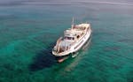 Un bateau se dirige vers l'île pendant la balade en bateau vers l'île de Chrissi depuis Ierapetra avec Cretan Daily Cruises.