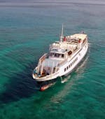 Een boot vaart naar het eiland tijdens de boottocht naar Chrissi Island van Ierapetra met Kretenzer Daily Cruises.