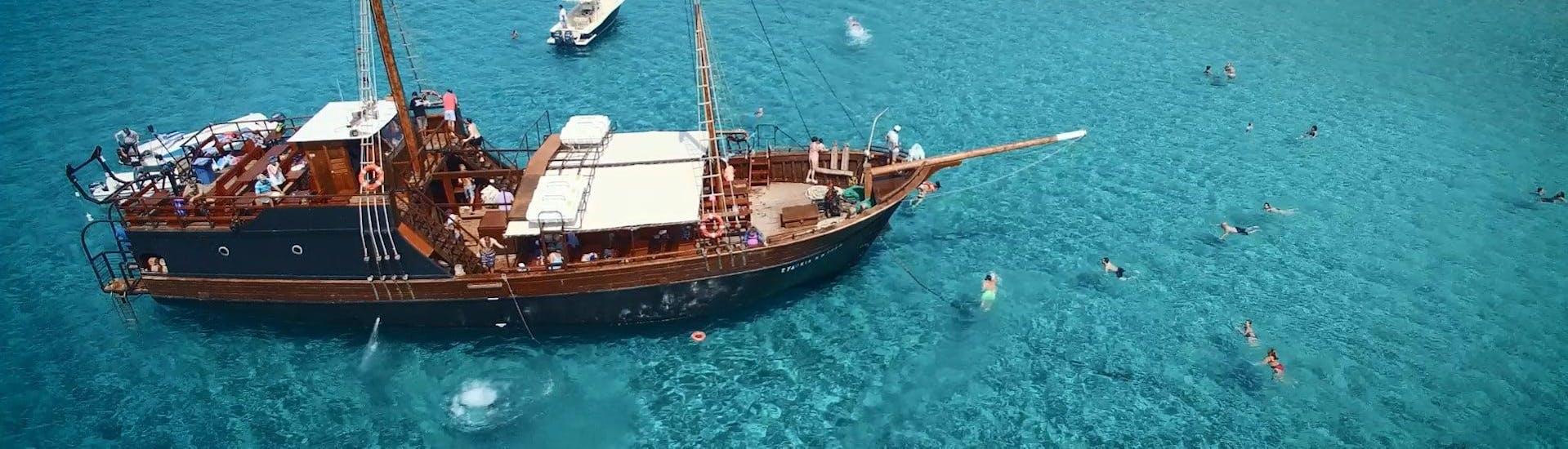 Bild des Pirtäenbootes, das für die Bootsfahrten von Cretan Daily Cruises - Chrissi Islands verwendet wird.