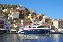 La barca sta lasciando il porto durante la crociera dall'isola di Symi alla città di Symi & al Monastero di Panormitis con Manos Going Rhodes.