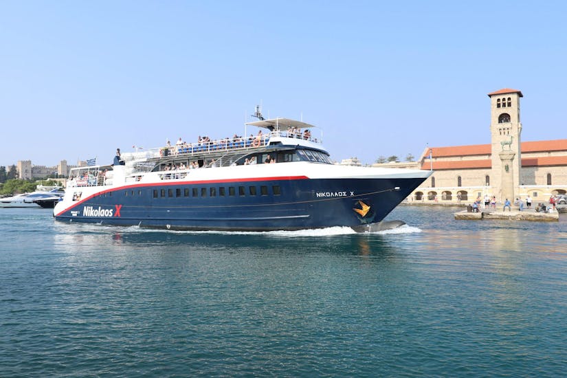 La barca sta lasciando il porto durante la crociera dall'isola di Symi alla città di Symi & al Monastero di Panormitis con Manos Going Rhodes.
