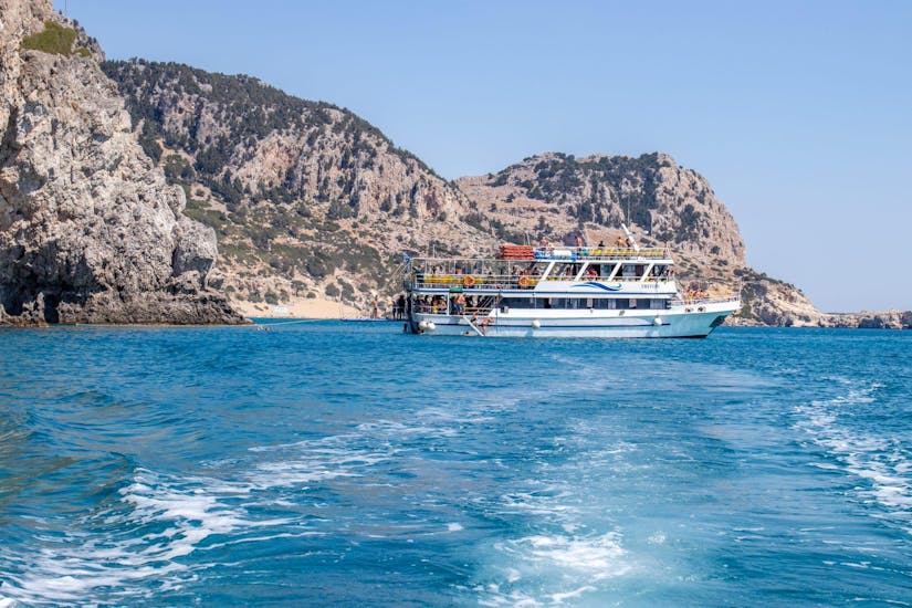 La barca è ormeggiata per fare una sosta per nuotare,  durante l'escursione in barca lungo la costa orientale incl. Afandou Grotte con Manos Going Rhodes.