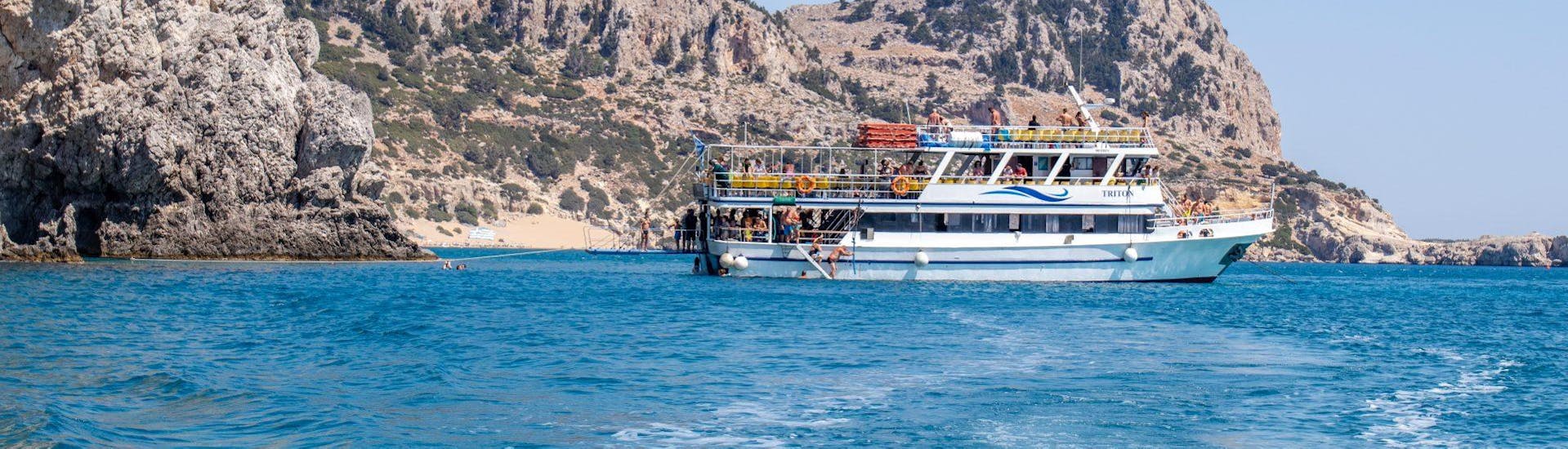 The boat is mooring for a swimming stop during the Swimming Boat Trip along the East Coast incl. Afandou Caves with Manos Going Rhodes.