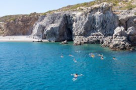 The participants of the Swimming Boat Trip along the East Coast incl. Afandou Caves with Manos Going Rhodes are swimming towards the caves.