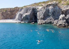 I partecipanti all'escursione in barca con sosta per nuotare lungo la costa orientale incl. Afandou Grotte con Manos Going Rhodes, stanno nuotando verso le grotte.