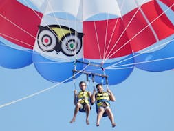 Dos personas felices disfrutando del parasailing en Costa Adeje con Parascending Tenerife.