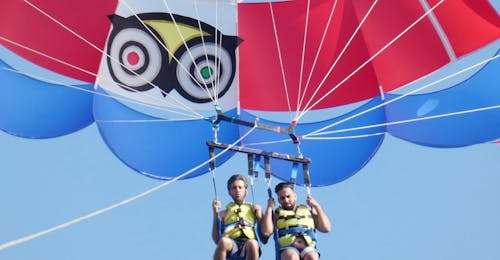 Parachute ascensionnel à Costa Adeje avec Parascending Tenerife Deux personnes heureuses de profiter du parachute ascensionnel à Costa Adeje avec Parascending Tenerife.