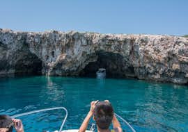 Private Bootstour nach Hvar & zur Blauen Grotte ab Trogir mit Mayer Charter Trogir Ein junger Mann macht während der privaten Bootstour nach Hvar inkl. Blauer Höhle ab Trogir mit Mayer Charter Trogir Fotos von der Höhle.