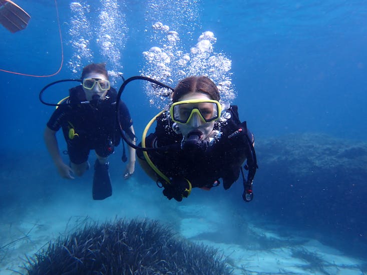 2 young girls during their Trial Dive in Cala Delta Nature Reserve from El Arenal with Diving and adventure Mallorca.