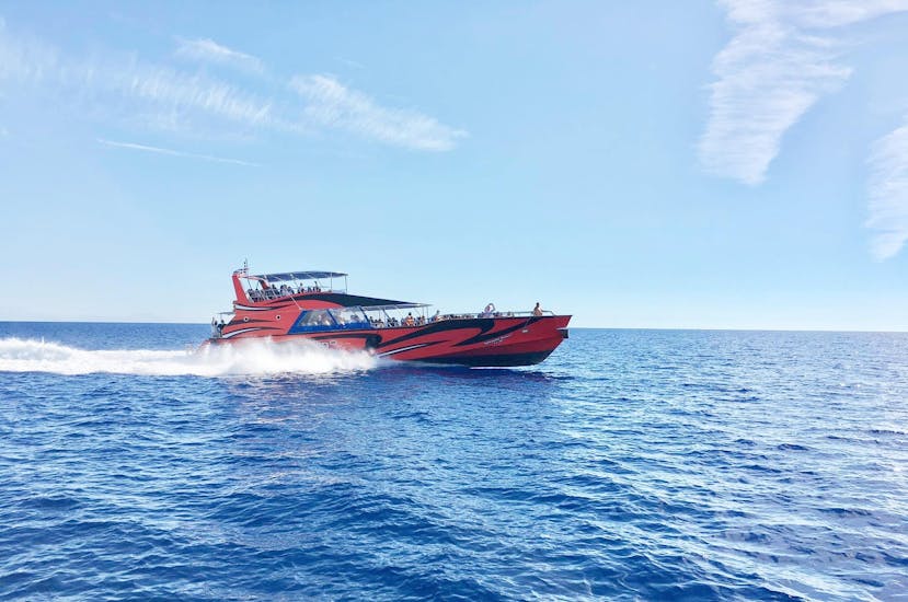 La barca procede a tutta velocità durante la gita in barca all'isola di Symi con sosta per nuotare con Rhodes Sea Lines.