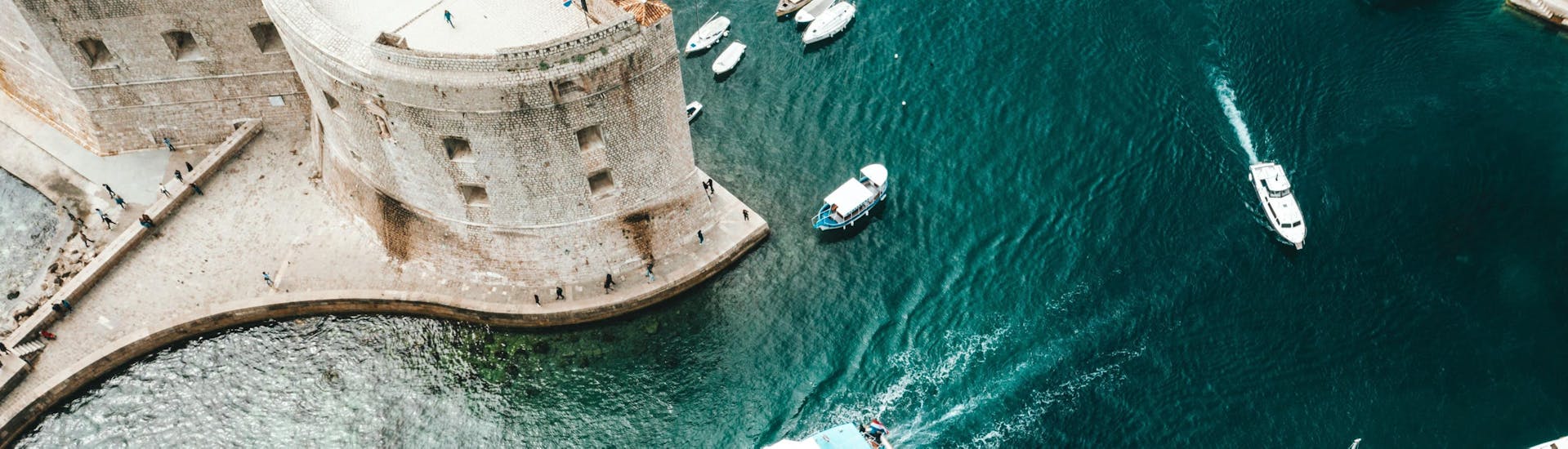 Vista della barca durante la gita privata in barca alle 4 isole incl. Grotta Azzurra da Dubrovnik con Toto Travel. 