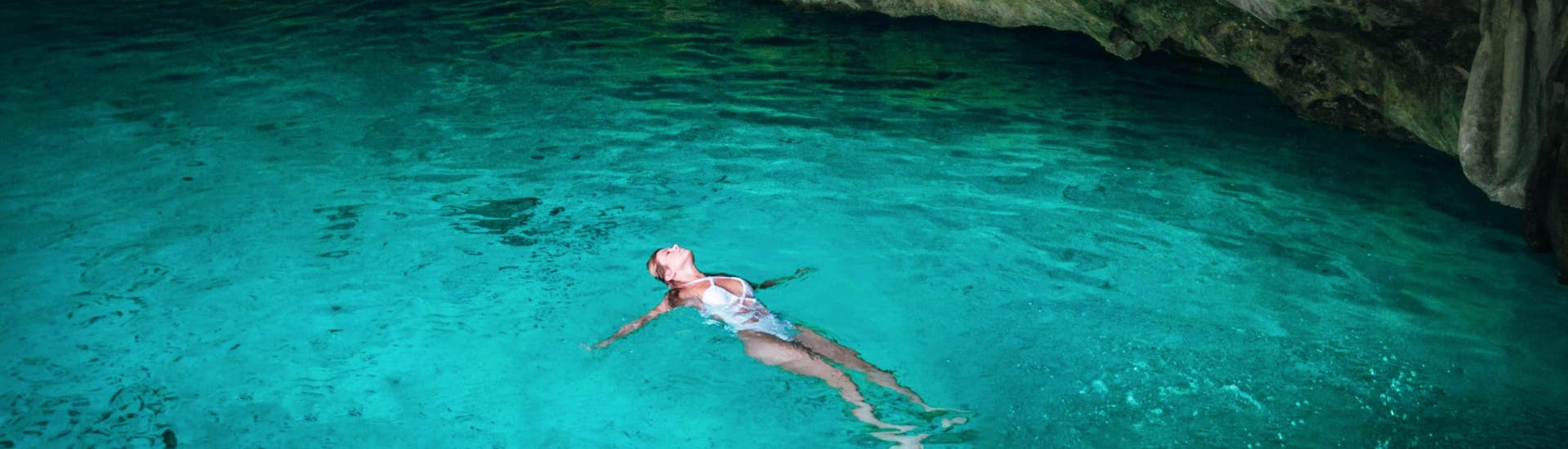 Women swimming during her 4 Islands Private Boat Trip incl. Blue Caves with Toto Travel. 