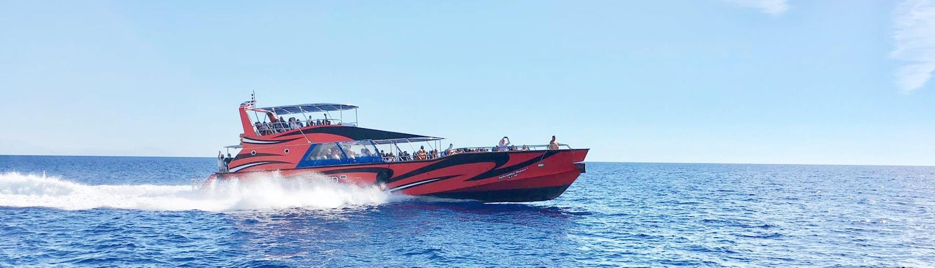 The boat is navigating at full speed during the Boottransfer van Mandraki naar Lindos with Rhodes Sea Lines.