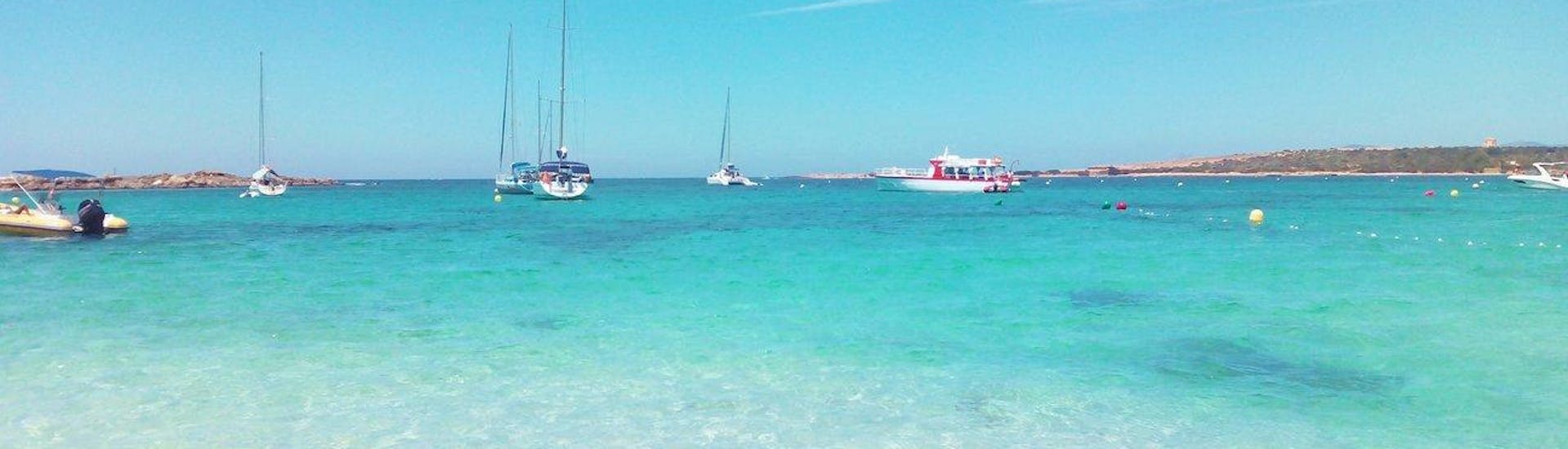 Vista de nuestras embarcaciones durante una Excursión en Barco de Ibiza a Formentera con SUP y Snorkel con la Excursión Náutica de Ibiza.