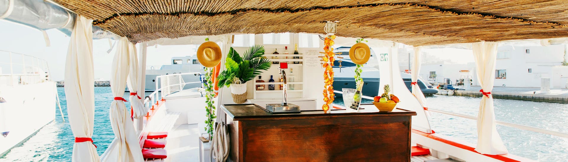 Een boottocht met muziek & drankjes gaat rond Ibiza met Ibiza Nautical Excursion.