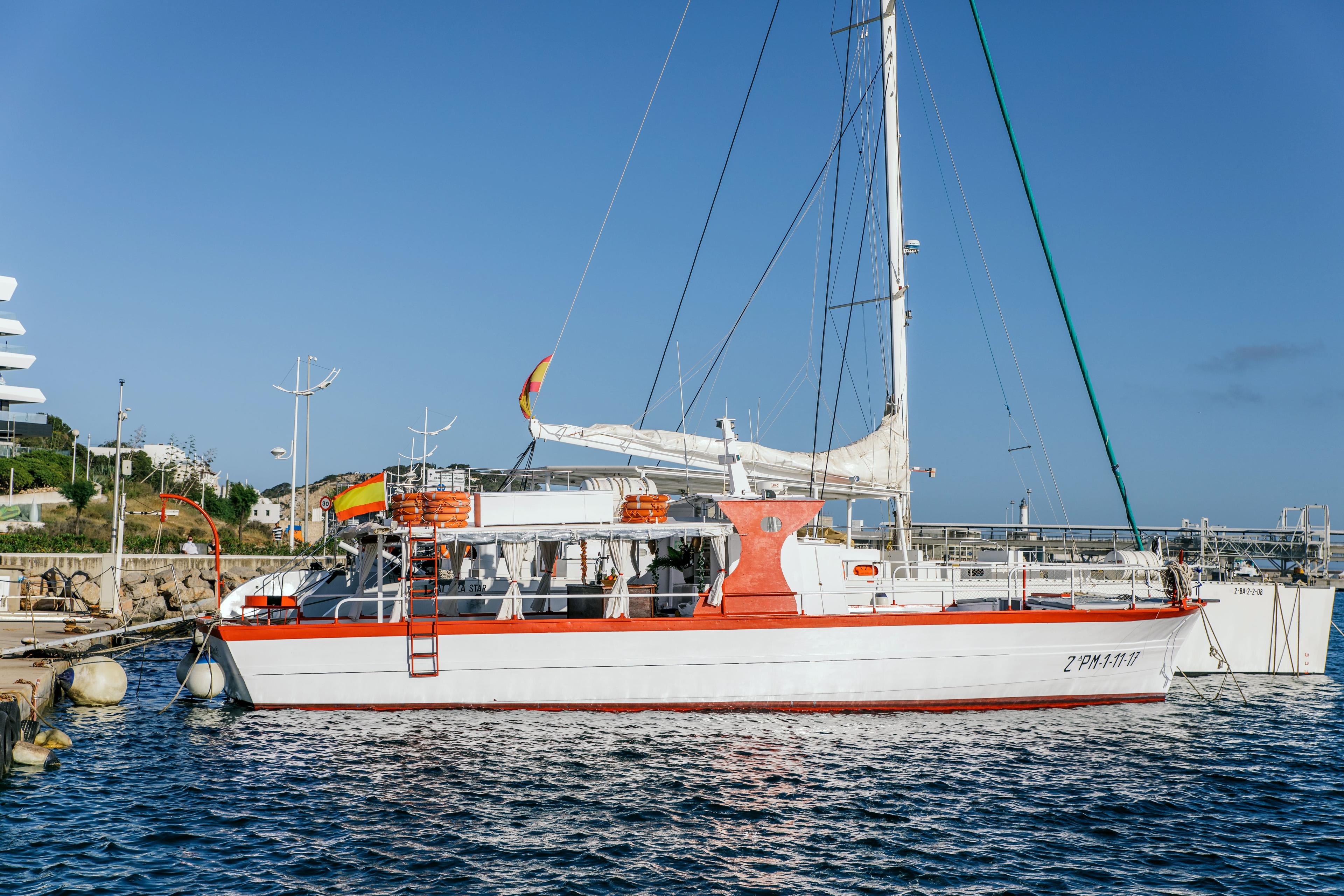 Bootstour rund um Ibiza mit Musik & Getränken mit Ibiza Nautical Excursion.