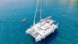 Blick auf das Boot während der Katamaran-Tour nach Kallithea & zur Anthony Quinn Bay mit Catamaran Cruises.