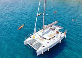 Paseo en catamarán a Kallithea Springs y Anthony Quinn Bay con Catamaran Cruises Rhodes Vista del barco durante el viaje en catamarán a Kallithea Springs y Anthony Quinn Bay con Catamaran Cruises.