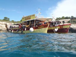 Die Boote Sandra und Oslic von Medulin Excursions ankern bei der Bootstour zum Kap Kamenjak ab Medulin mit Schwimmen nebeneinander.