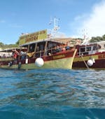 De boten aangemeerd voor de boottocht naar Kaap Kamenjak vanuit Medulin met zwemmen georganiseerd door Medulin Excursions.