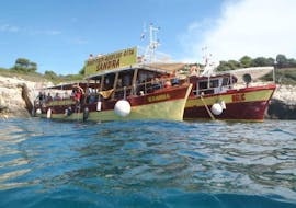 Die Boote Sandra und Oslic von Medulin Excursions ankern bei der Bootstour zum Kap Kamenjak ab Medulin mit Schwimmen nebeneinander.