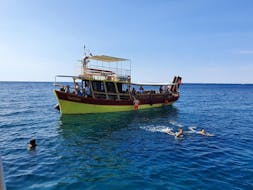 Un gruppo di persone si sta godendo un bagno nel mare durante la gita in barca privata a Capo Kamenjak da Medulin con Medulin Excursions.