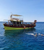 Un groupe de personnes profite d'une baignade dans la mer pendant la balade en bateau privé vers le Cap Kamenjak depuis Medulin avec Medulin Excursions.