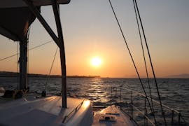 Maravillosa puesta de sol durante el viaje en catamarán al atardecer a Kallithea Springs, con esnórquel, con cruceros en catamarán.