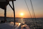 Wunderschöner Sonnenuntergang während der Katamaran-Tour nach Kallithea mit Schnorcheln mit Catamaran Cruises.
