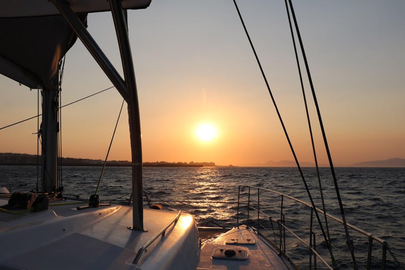 Prachtige zonsondergang tijdens de Sunset Catamaran Trip naar Kallithea Springs met snorkelen met catamarancruises.