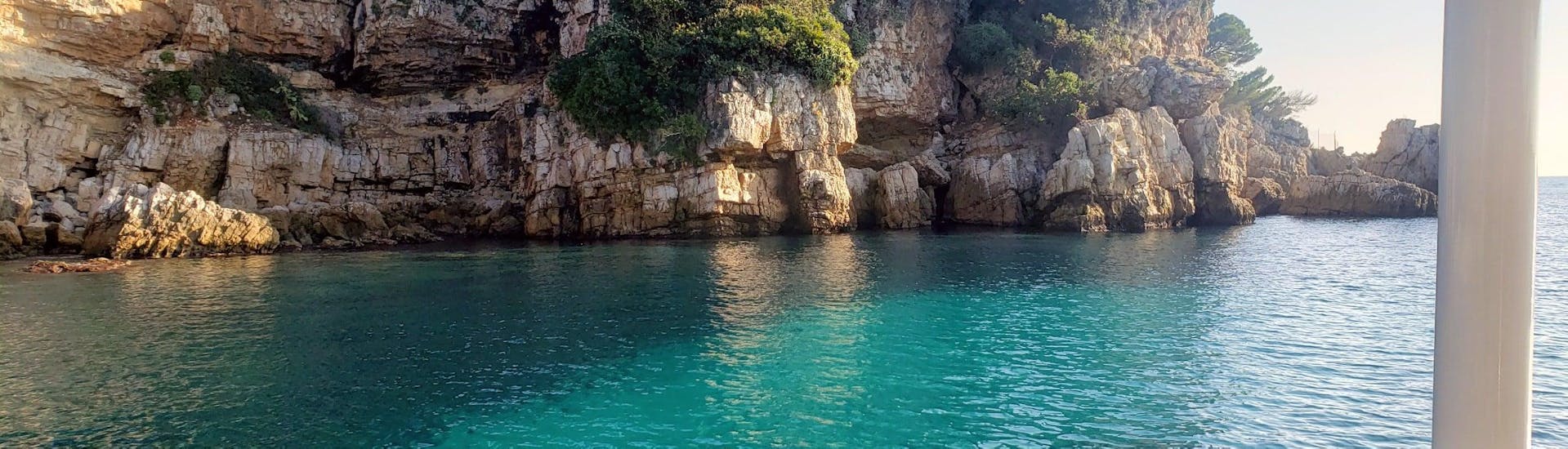 Blick auf die Klippen in der Nähe des Cap d'Antibes, die man während einer privaten Katamaranfahrt zum Cap d'Antibes mit Schwimmen mit SeaZen bewundern kann.