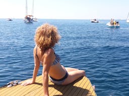 Une femme profite de sa balade privée en catamaran au cap d'Antibes avec Baignade avec SeaZen.