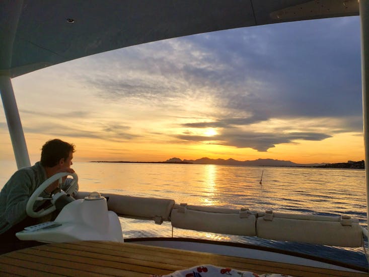 Un homme profite d'une balade privée en catamaran au Cap d'Antibes au coucher du soleil avec SeaZen.