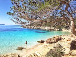 Ein Blick auf den schönen Strand von Cala Salada, an dem man während der Katamaranfahrt nach Cala Salada schwimmen gehen kann. Dazu gibt es Paella und Schnorcheln von Ibiza Boat Cruises.