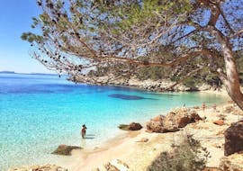 Une image de la belle plage de Cala Salada, où vous pouvez vous baigner pendant la Balade en catamaran à Cala Salada avec Snorkeling avec Ibiza Boat Cruises.