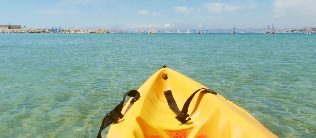 Amis faisant une Randonnée en kayak de mer autour des îles au Cap Croisette avec notre partenaire 123 Kayak.