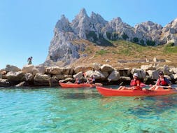 Personnes faisant une Randonnée en kayak de mer autour des îles au Cap Croisette avec 123 Kayak.