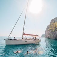 On peut voir un voilier naviguer entre les îles Pakleni et Hvar lors d'une balade en bateau d'une journée avec The Day Sail Croatia.