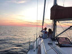 Un couple regarde le coucher du soleil lors d'une balade en bateau de Hvar jusqu'au Cap Pelegrin avec The Day Sail Croatia.