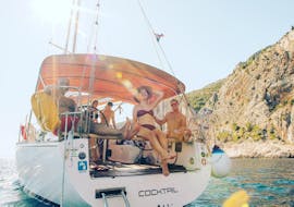 Dame zwaaiend achterop de jacht tijdens de zeiljachttocht van een hele dag in de Zadar Archipel, georganiseerd door The Day Sail.