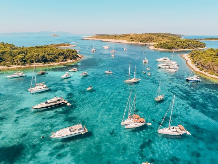 Mehrere Boote auf dem Wasser während des ganztägigen Segeltörns im Archipel von Zadar mit The Day Sail.