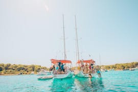 Un grupo se lanza al mar durante un paseo en velero de medio día por Zadar con The Day Sail Croatia.