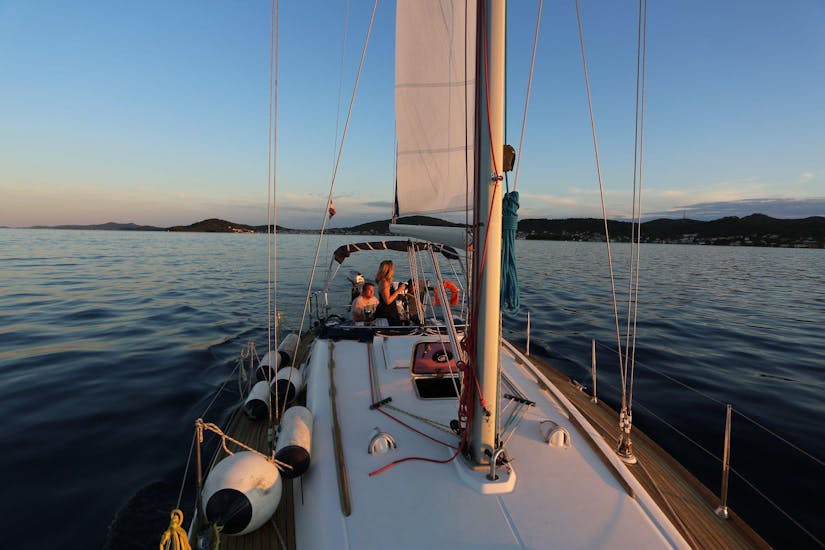 Uitzicht over de jacht tijdens de romantische zeiltocht bij zonsondergang in Zadar, georganiseerd door The Day Sail.
