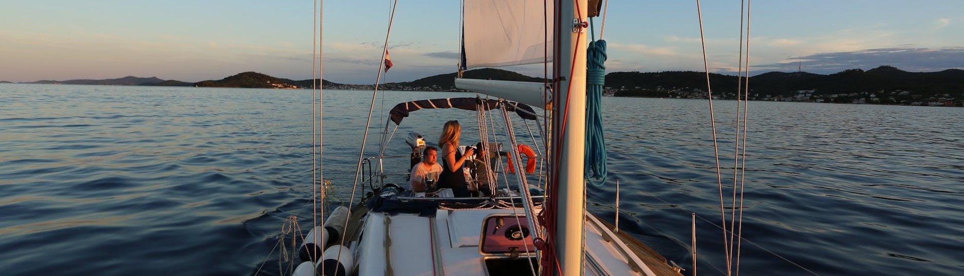 Die Sonne geht während einer Segeltour in Zadar mit The Day Sail Croatia unter.