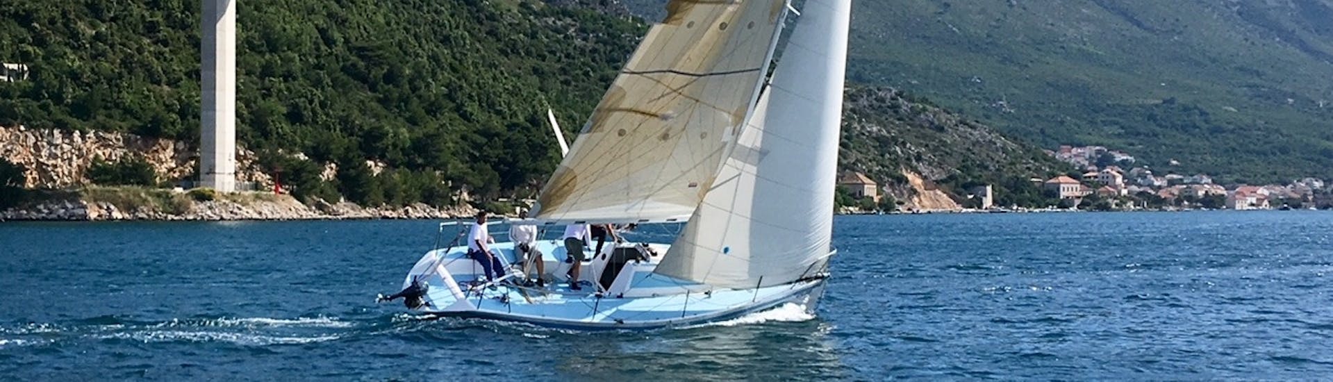 Notre bateau dans l'eau lors d'une excursion en bateau à voile autour des îles Elaphiti avec The Day Sail Croatia.