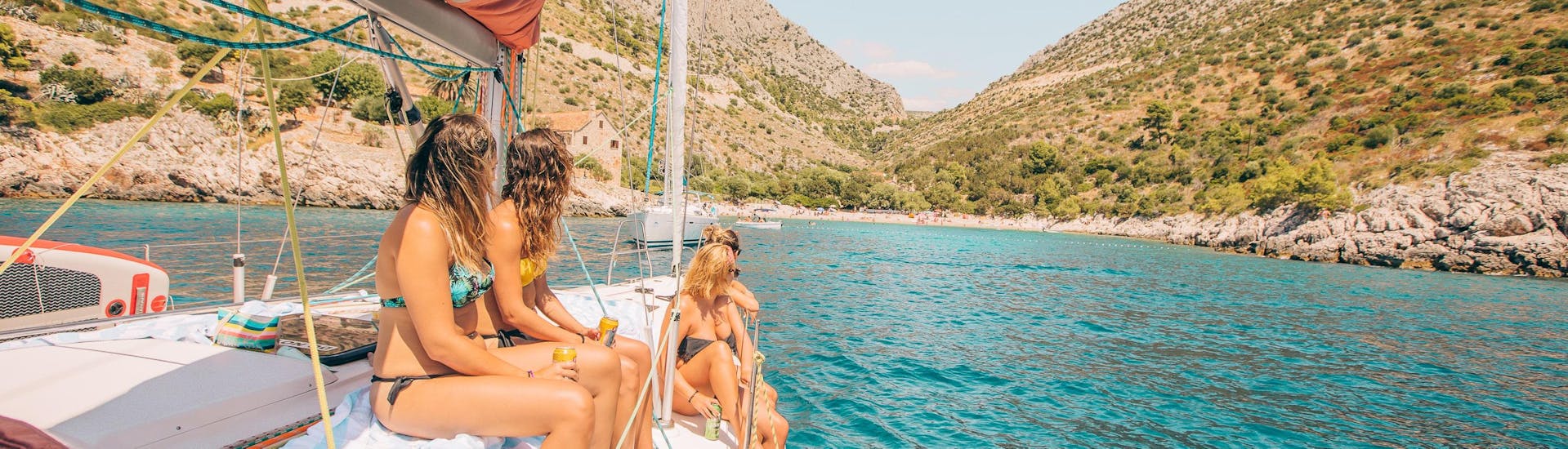 Eine Gruppe von Menschen entspannt sich während einer ganztägigen Segeltour in Losinj mit The Day Sail Croatia an Deck.