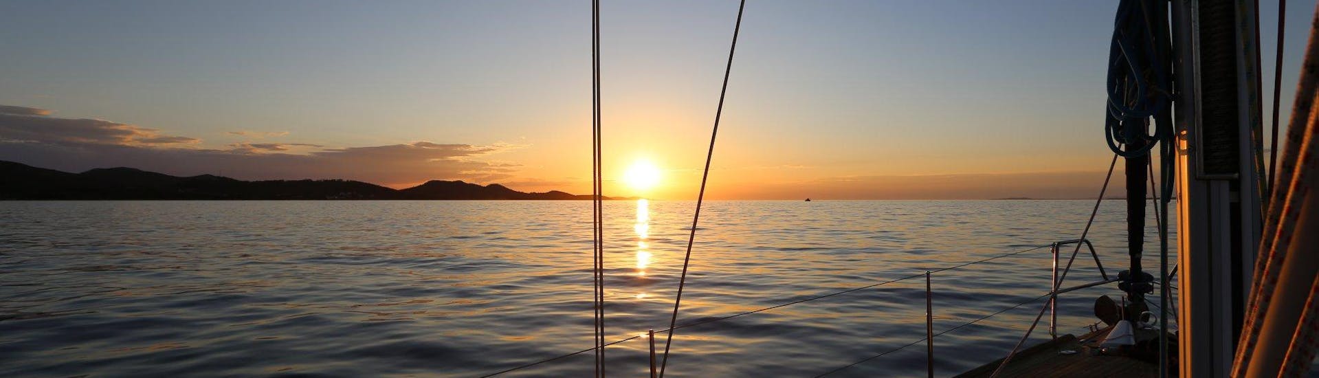 Die Sonne geht während einer Segeltour in der Losinjer Bucht mit The Day Sail Croatia unter.