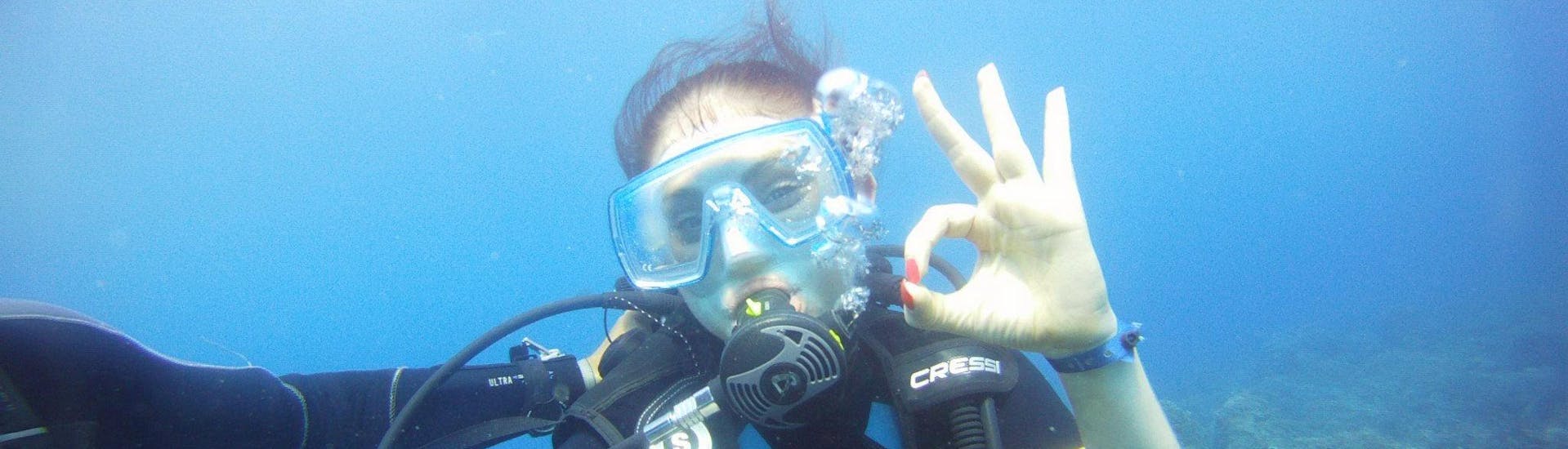 A woman is doing a Trial Dive at Cap d'Antibes near Nice with BeFree2Dive.