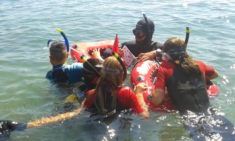 L'instructeur explique aux enfants ce qu'ils vont voir en faisant du snorkeling au Cap d'Antibes près de Nice avec BeFree2Dive.