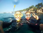 Due amici si divertono durante lo Snorkeling a Cap d'Antibes vicino a Nizza con BeFree2Dive Villeneuve-Loubet.